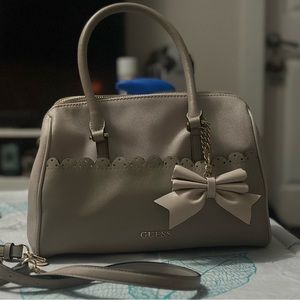 Guess medium sized bag in creme/pink